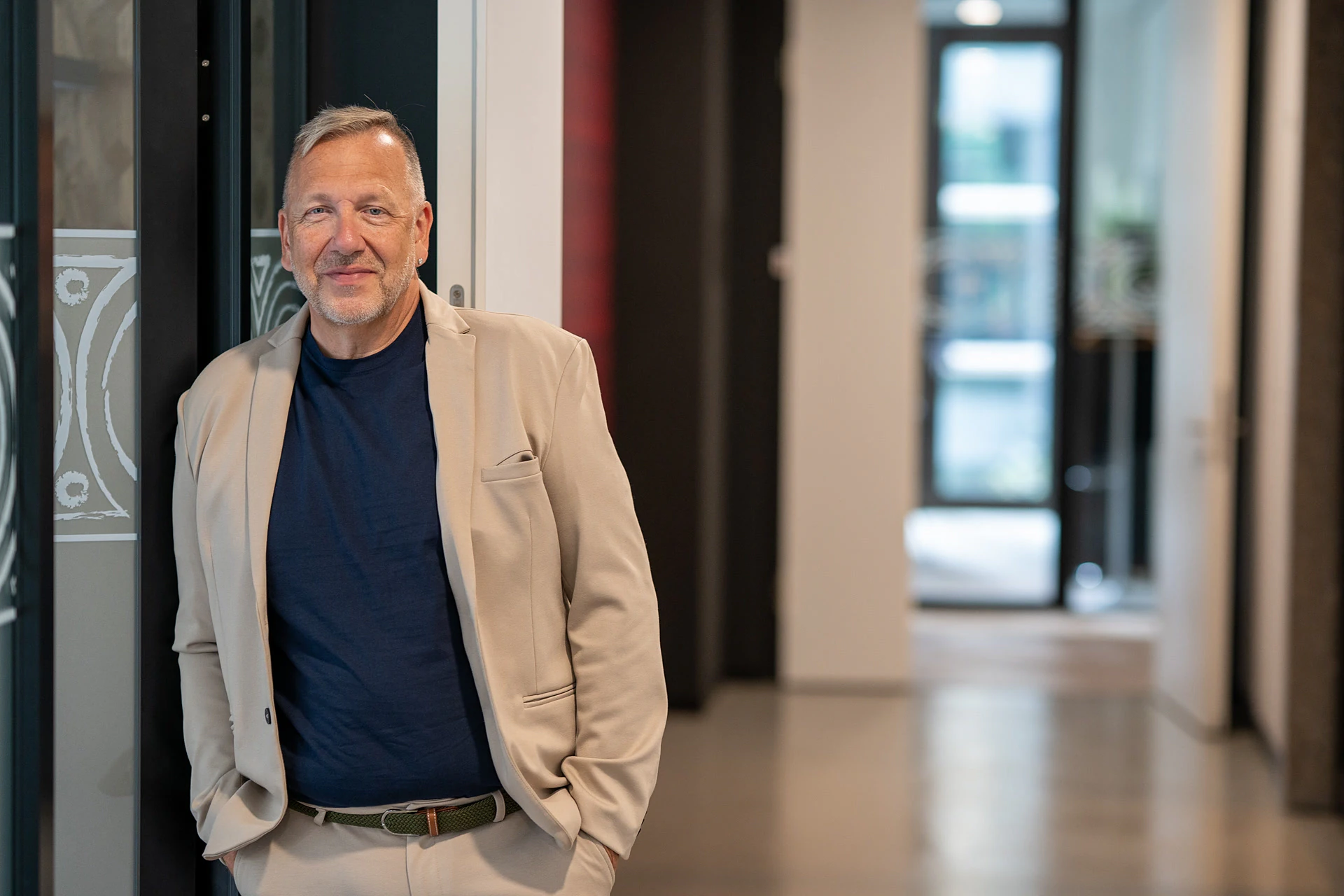 Marco Rausch, Steuerberater und Geschäftsführer von QonTax, im Flur der Kanzlei