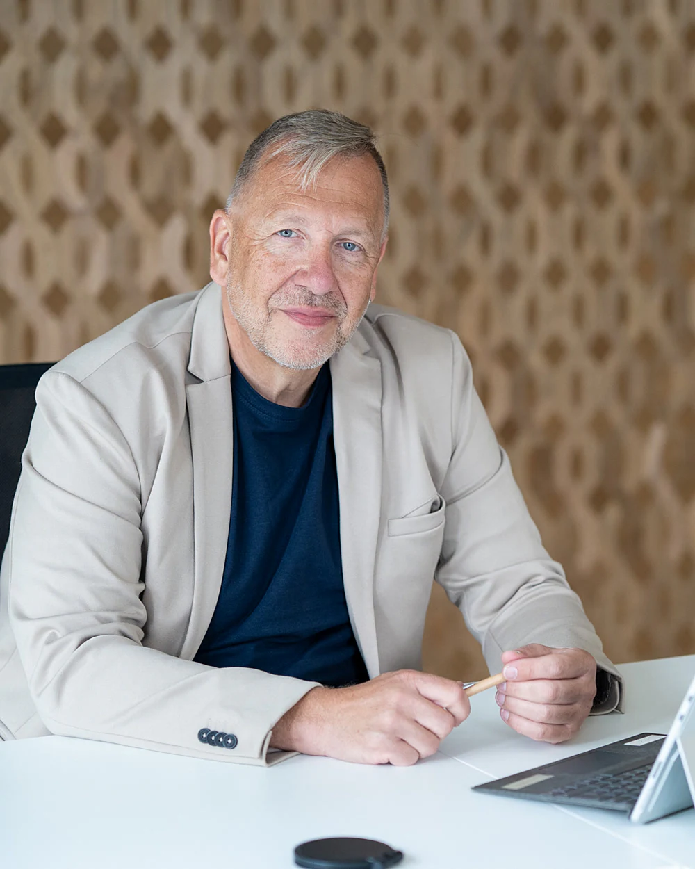 Marco Rausch am Besprechungstisch, Blick in die Kamera