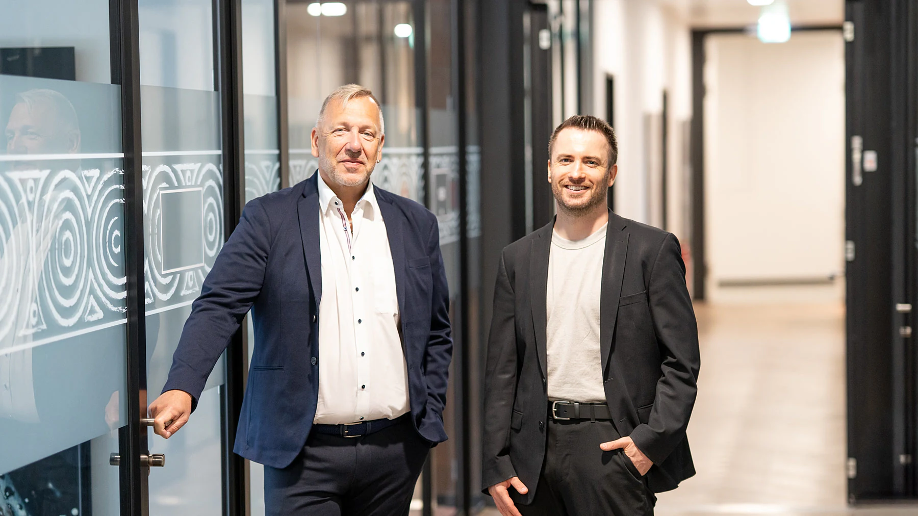 Zwei Personen aus dem QonTax-Umfeld im Flur der Kanzlei in Frankfurt